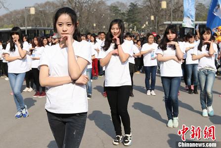 警方辟谣女子抢民警腰间配枪